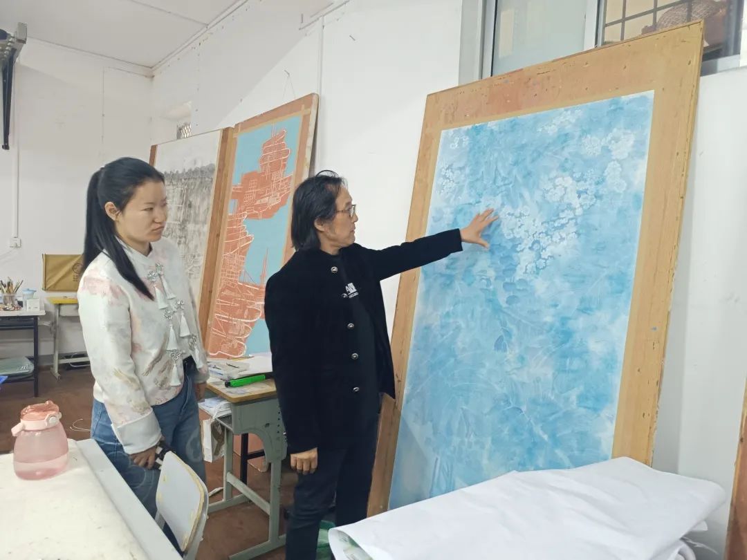 著名画家徐永生走进课堂，对学生进行专业创作指导