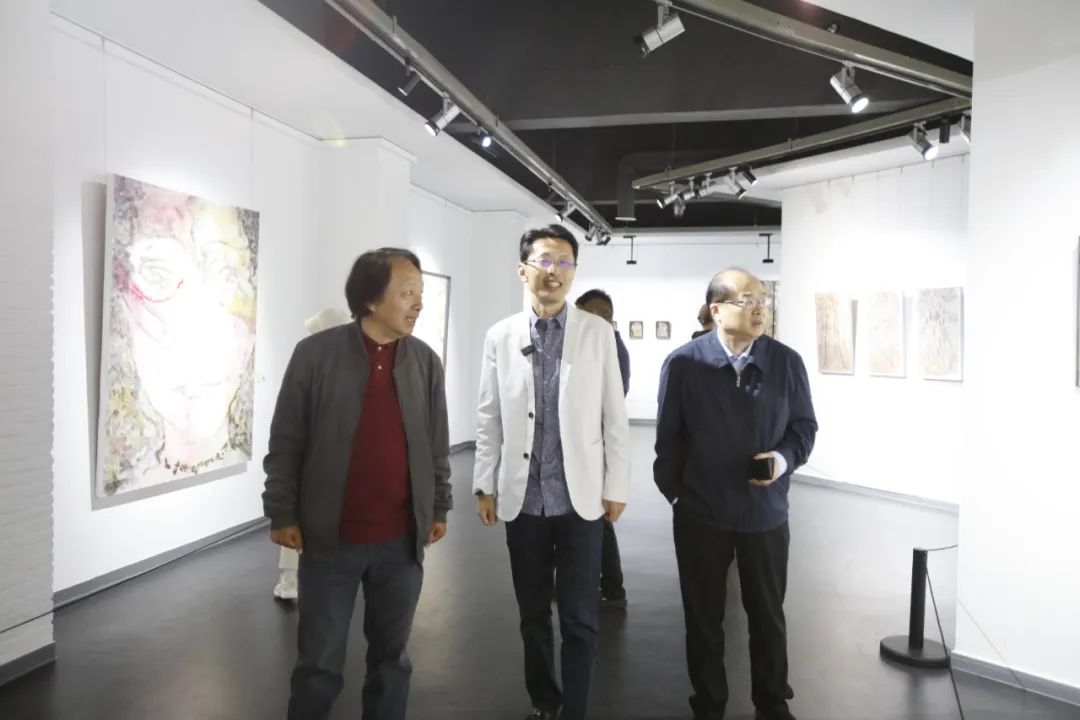 黔山黔水绘乡愁，“不物于物——耿翊油画作品展”昨日在无锡开幕