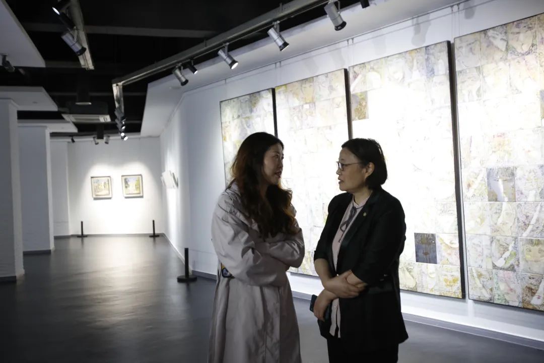 黔山黔水绘乡愁，“不物于物——耿翊油画作品展”昨日在无锡开幕