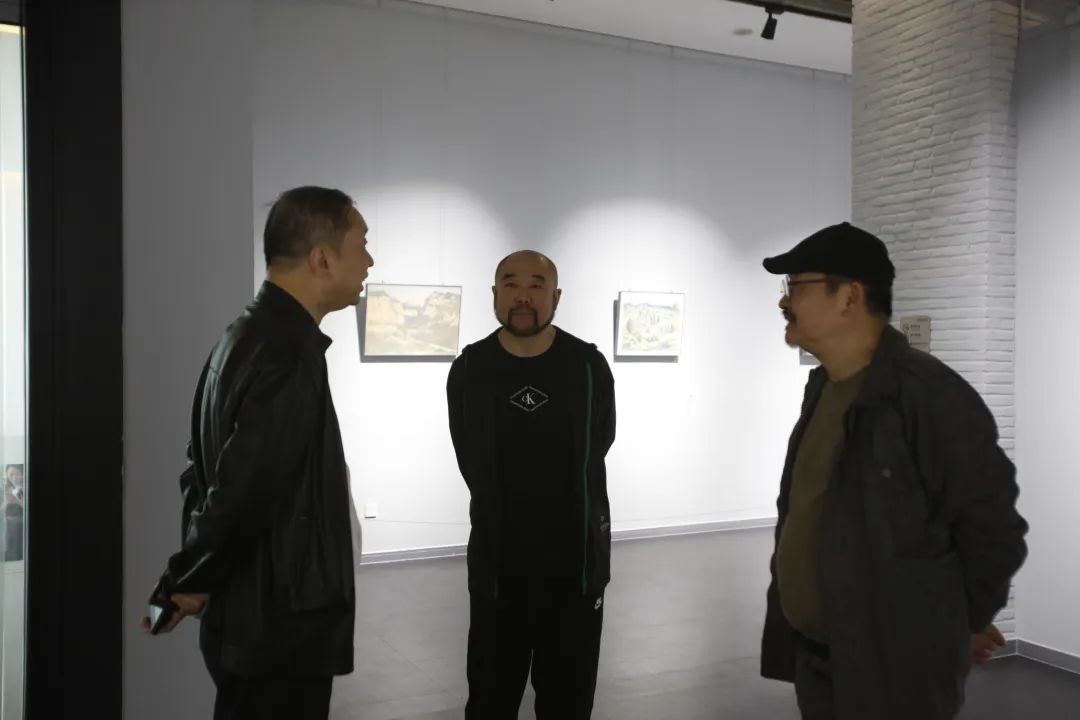 黔山黔水绘乡愁，“不物于物——耿翊油画作品展”昨日在无锡开幕