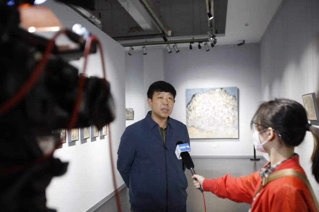 黔山黔水绘乡愁，“不物于物——耿翊油画作品展”昨日在无锡开幕