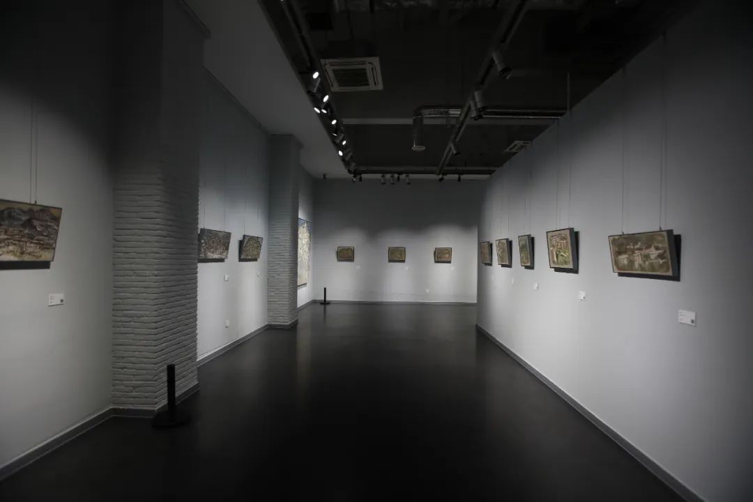 黔山黔水绘乡愁，“不物于物——耿翊油画作品展”昨日在无锡开幕