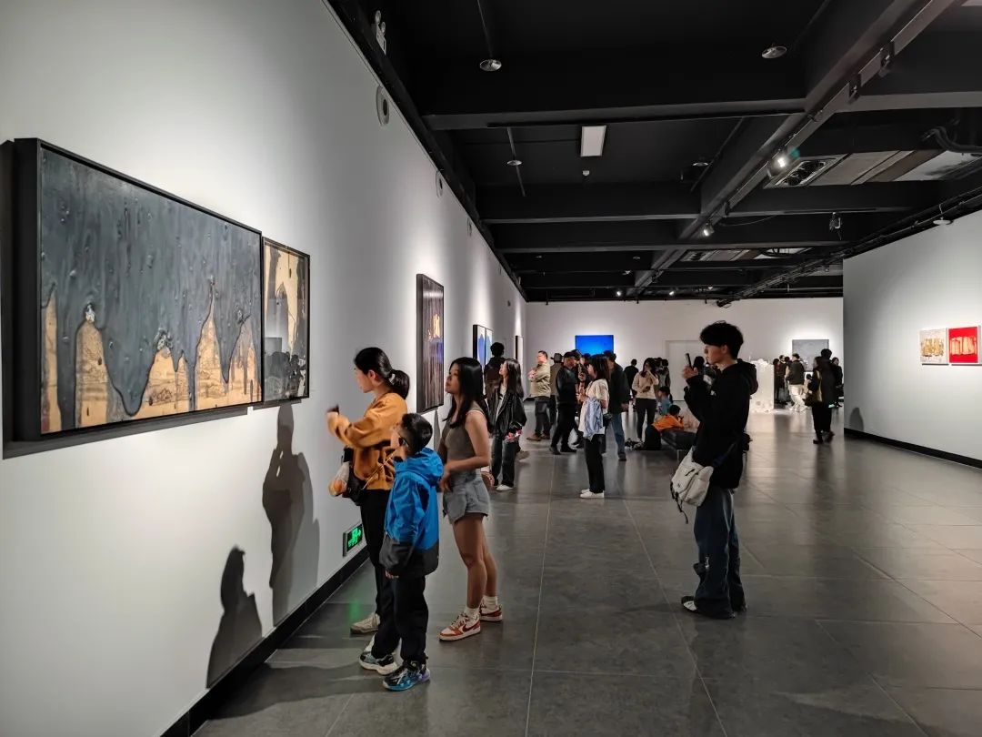 展现十余年长沙艺术之旅，“寓意的空间——李海华油画作品展”在长沙美术馆开幕