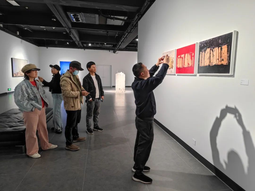 展现十余年长沙艺术之旅，“寓意的空间——李海华油画作品展”在长沙美术馆开幕