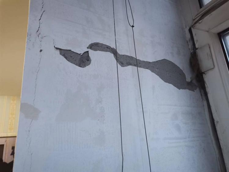 天天3·15｜哈尔滨一居民楼承重墙被砸致楼壁开裂，200多户居民被紧急疏散无法回家