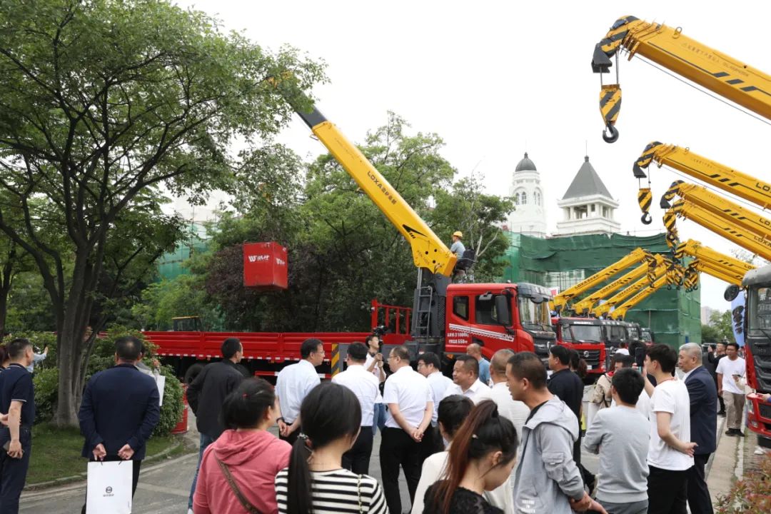 福田雷萨随车吊强势登陆中国专用汽车之都-随州，现场认购签约66台