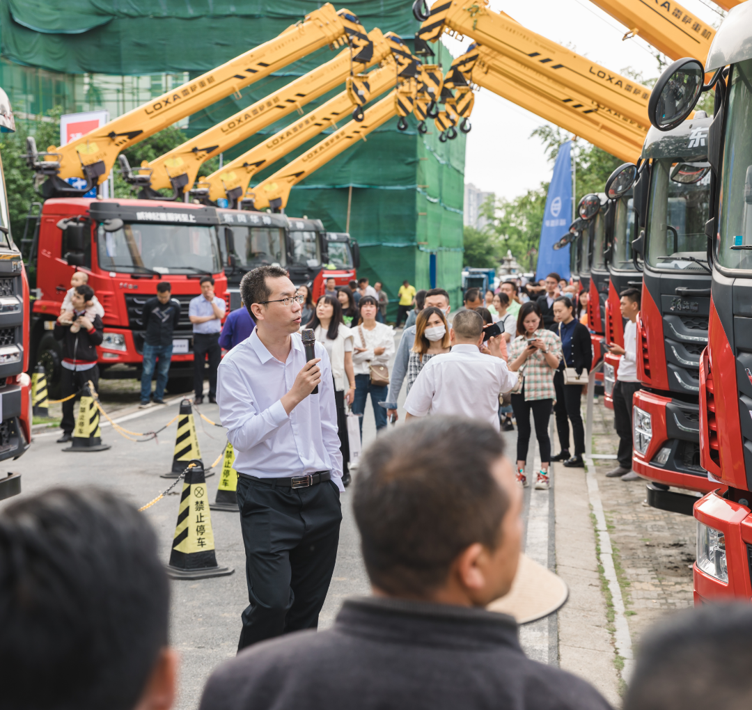 福田雷萨随车吊强势登陆中国专用汽车之都-随州，现场认购签约66台