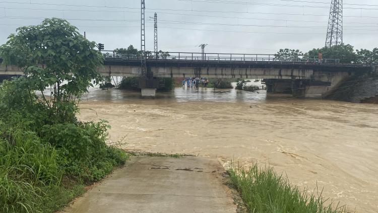 受暴雨影响江西丰城一河堤溃口，4个村庄被淹，当地正紧急转移群众