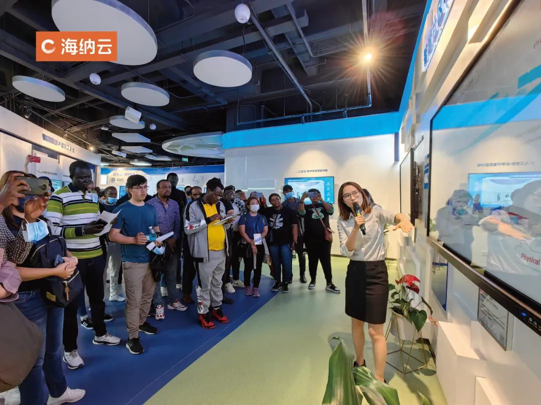 国际班学员参观新城建展示中心，海纳云“数字孪生”技术倍受关注