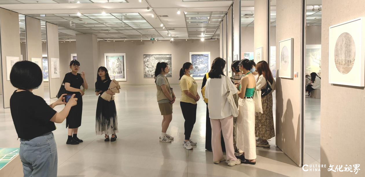 “春晖——厦门大学美术系山水画研究生三人作品汇报展”开幕，展期将持续至5月27日