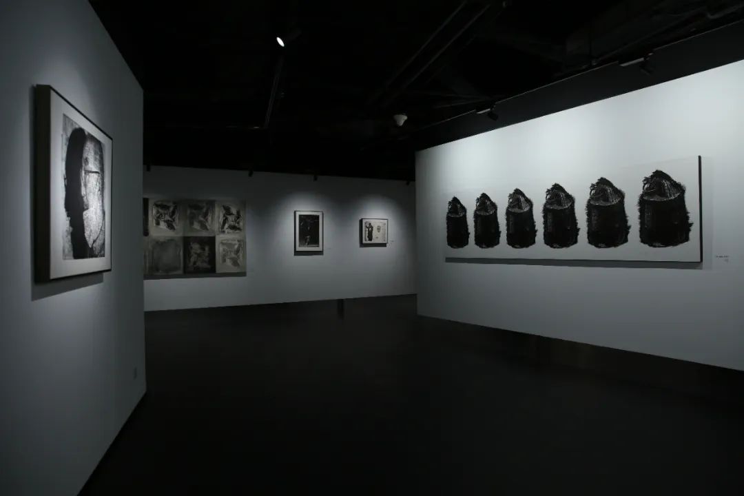 犹如身处意义的迷宫，“杨锋，在这里——版画作品展”昨日在西安开幕