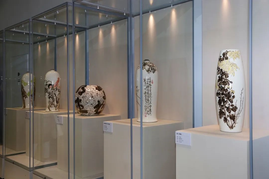 中国工艺美术馆主办，“尊工尚艺——马硕山绘瓷艺术展”开幕