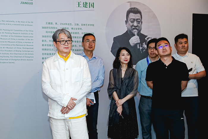 “风拂大地——王建国油画作品展”在上海开展
