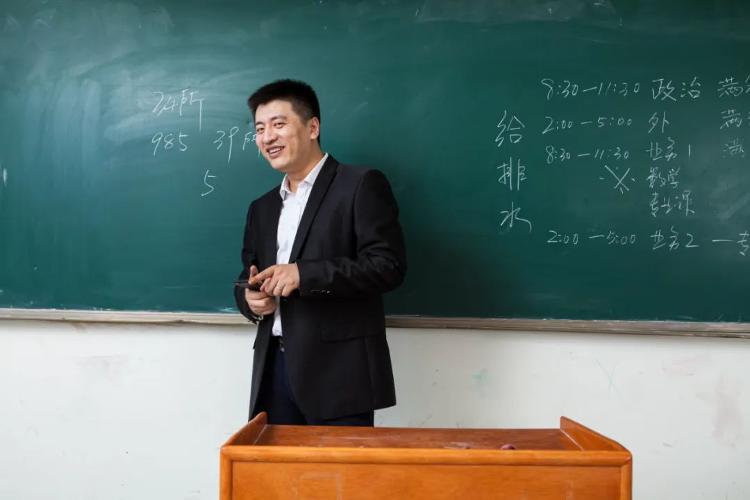 新闻学教授怒怼张雪峰，“天坑专业”真的不能选么？