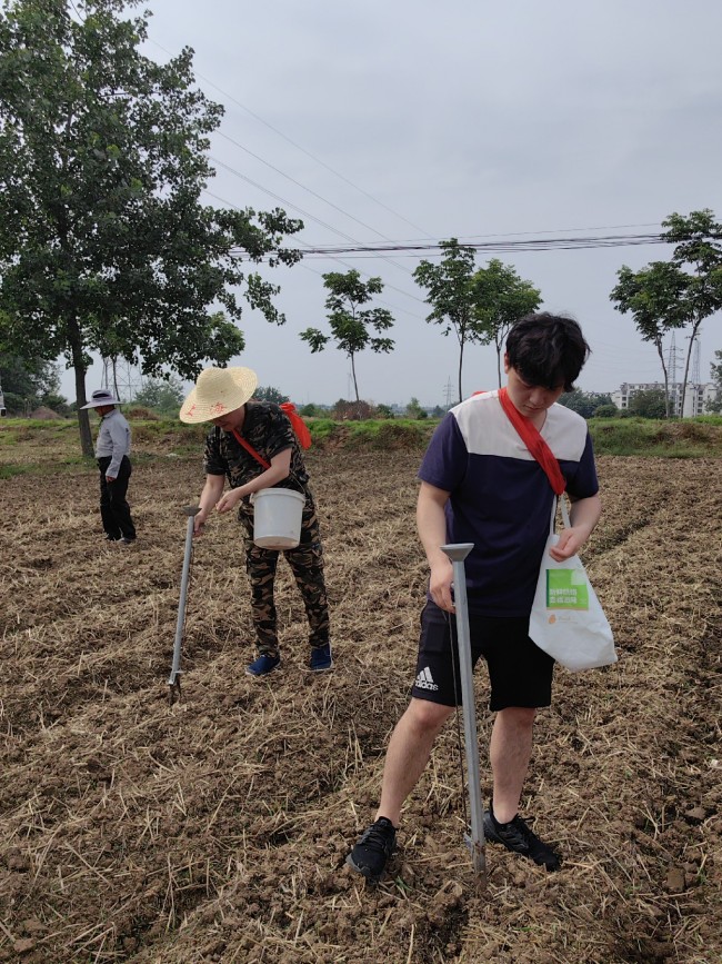 陈光标连续25年帮父母夏收秋种：和儿子一起干农活，回家的感觉真好！