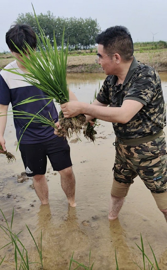 陈光标连续25年帮父母夏收秋种：和儿子一起干农活，回家的感觉真好！