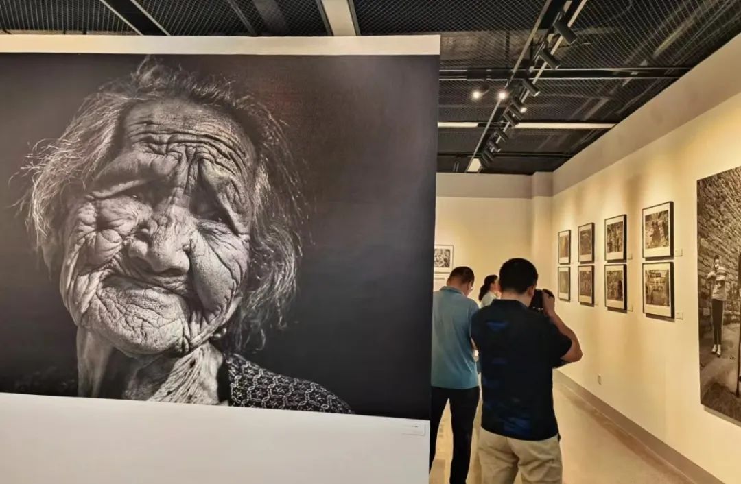 用摄影助力乡村振兴，“守望峨庄四十年——钱捍乡土摄影回顾展”在淄博淄川区开幕