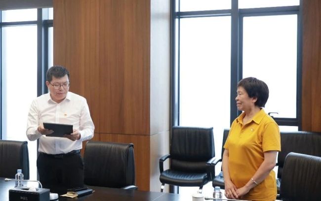光荣在党50年，迪尚集团党委向原副书记冯建华颁发纪念章