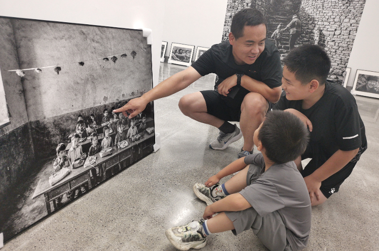 寻找乡村记忆——《守望峨庄四十年》钱捍乡土摄影作品背后的故事