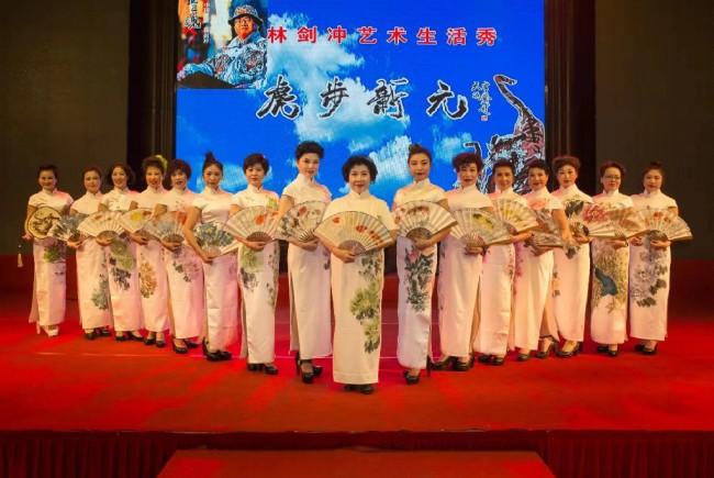 一次旗袍与国画的国风交融，著名画家林剑冲艺术生活秀完美呈现