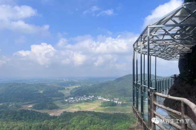 天空湛蓝 云彩耀眼——林容生江西省鹰潭市龙虎山镇写生纪实