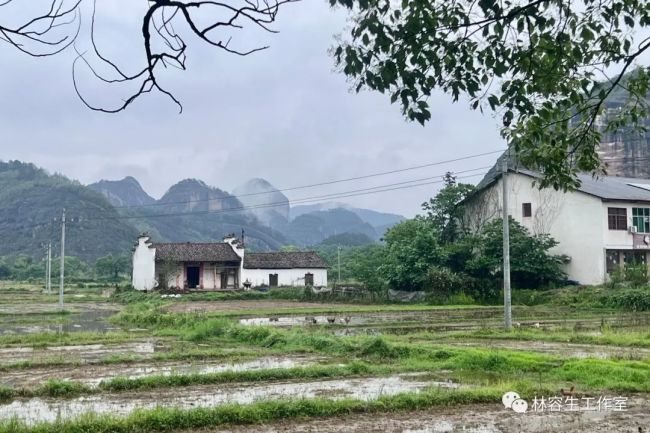 天空湛蓝 云彩耀眼——林容生江西省鹰潭市龙虎山镇写生纪实