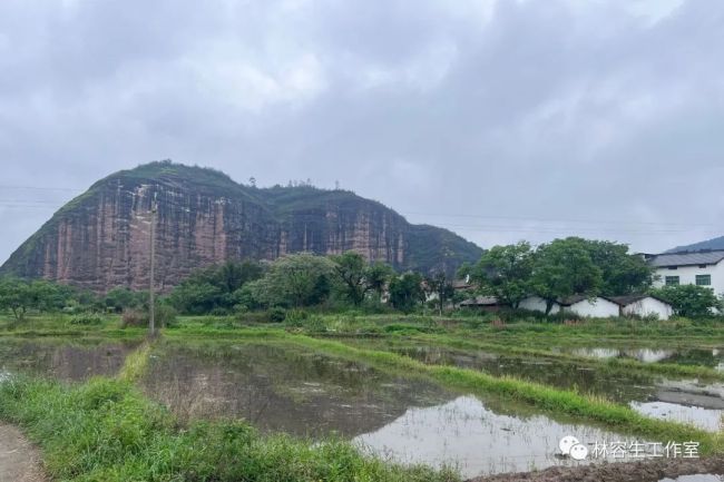 天空湛蓝 云彩耀眼——林容生江西省鹰潭市龙虎山镇写生纪实