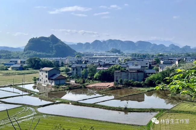 天空湛蓝 云彩耀眼——林容生江西省鹰潭市龙虎山镇写生纪实