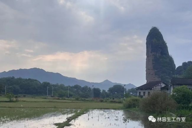 天空湛蓝 云彩耀眼——林容生江西省鹰潭市龙虎山镇写生纪实