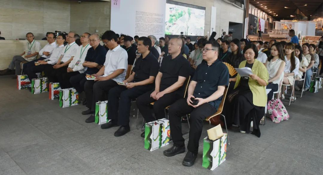 “禮 · 物 ——文化与美学”展览开幕式暨学术研讨会举行，潘鲁生出席并作主旨发言