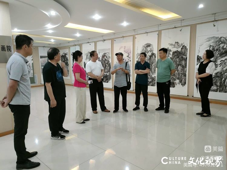 著名画家徐生华回到故乡鸡西，参观“教师国画作品展”