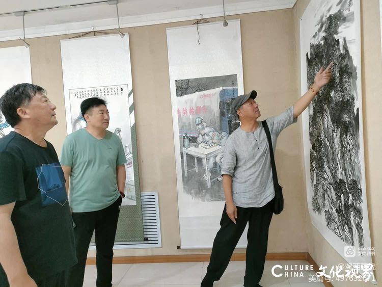 著名画家徐生华回到故乡鸡西，参观“教师国画作品展”