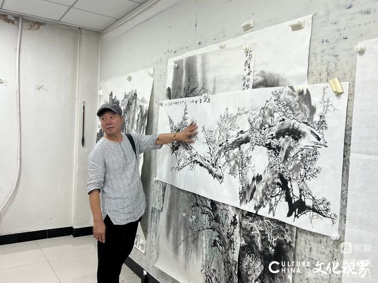 著名画家徐生华回到故乡鸡西，参观“教师国画作品展”