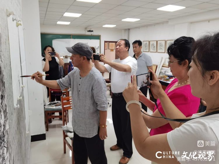 著名画家徐生华回到故乡鸡西，参观“教师国画作品展”