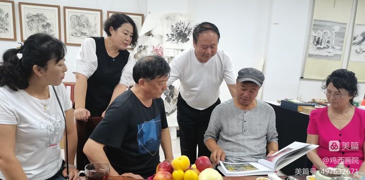 著名画家徐生华回到故乡鸡西，参观“教师国画作品展”