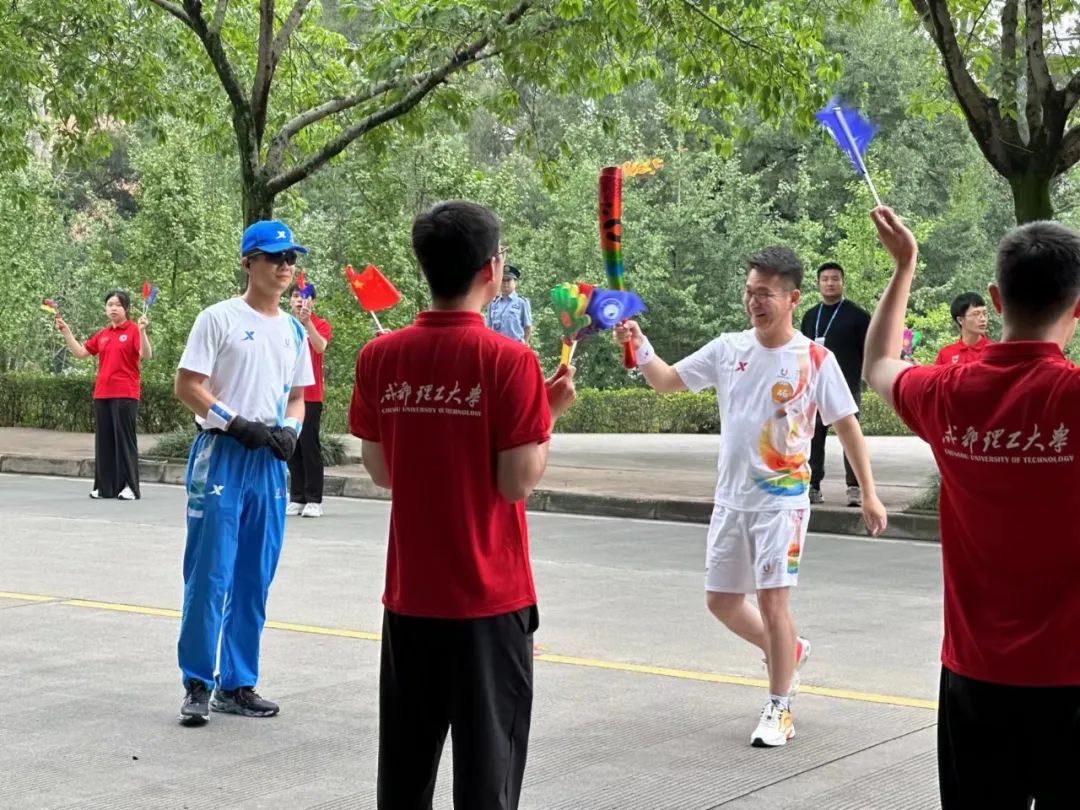 泰山体育董事长卞青峰参加第31届世界大学生夏季运动会火炬传递接力