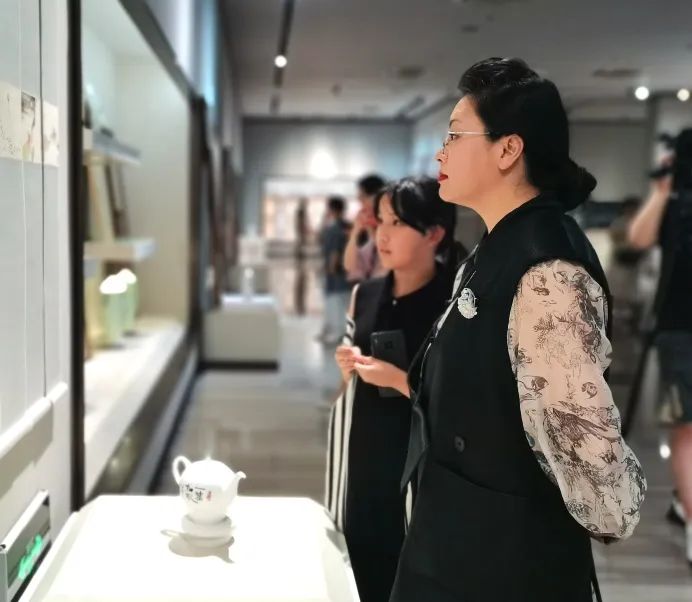 “耘瓷绘境”茶画瓷作品展在淄博华光国瓷文化艺术中心开幕