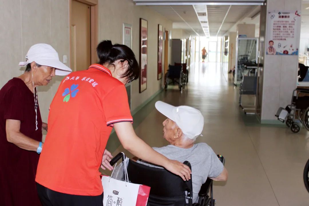 生活管家——青岛宏远健康颐养中心的“贴心人”
