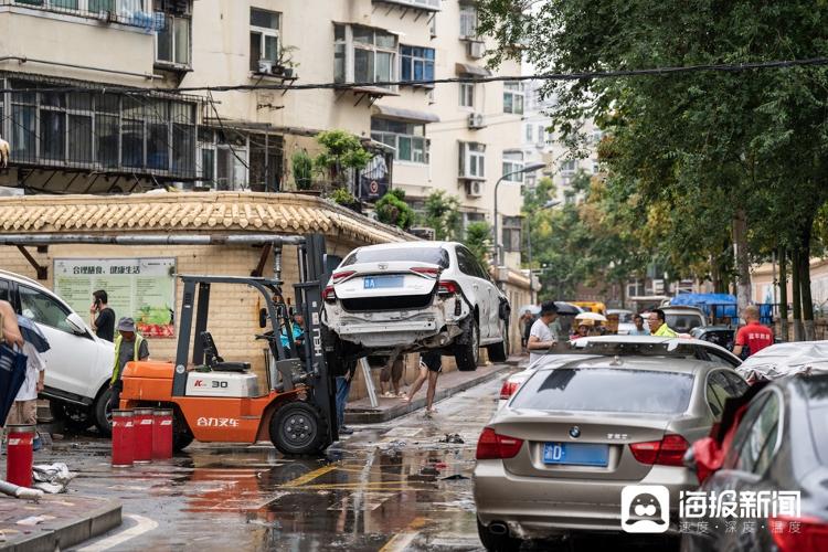 探访暴雨过后的济南东仓小区：60余辆车被泡，居民自发“重建”家园