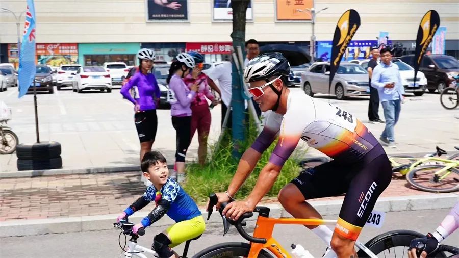 2023年“泰山瑞豹杯”京津冀鲁公路自行车赛圆满举办，泰山体育总裁卞笑男出席