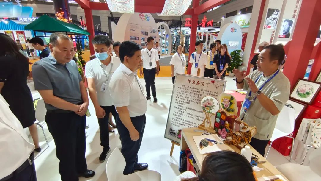 李海红棉絮画亮相第十届中国西部文化产业博览会