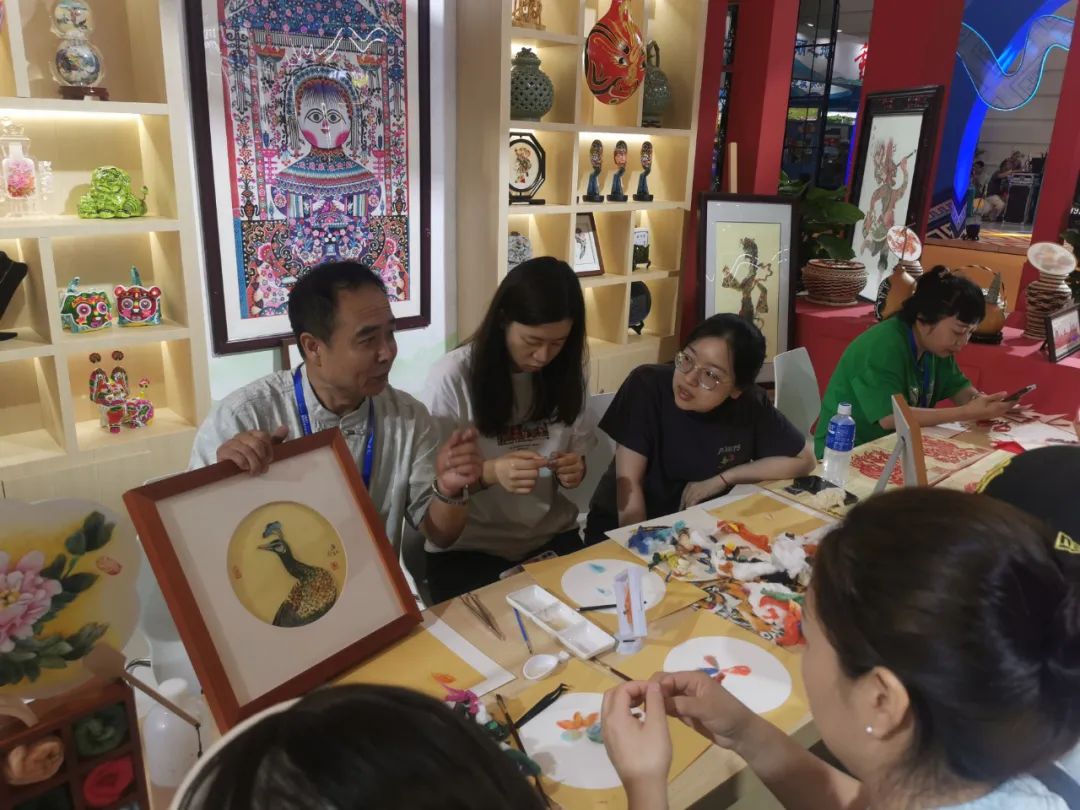 李海红棉絮画亮相第十届中国西部文化产业博览会