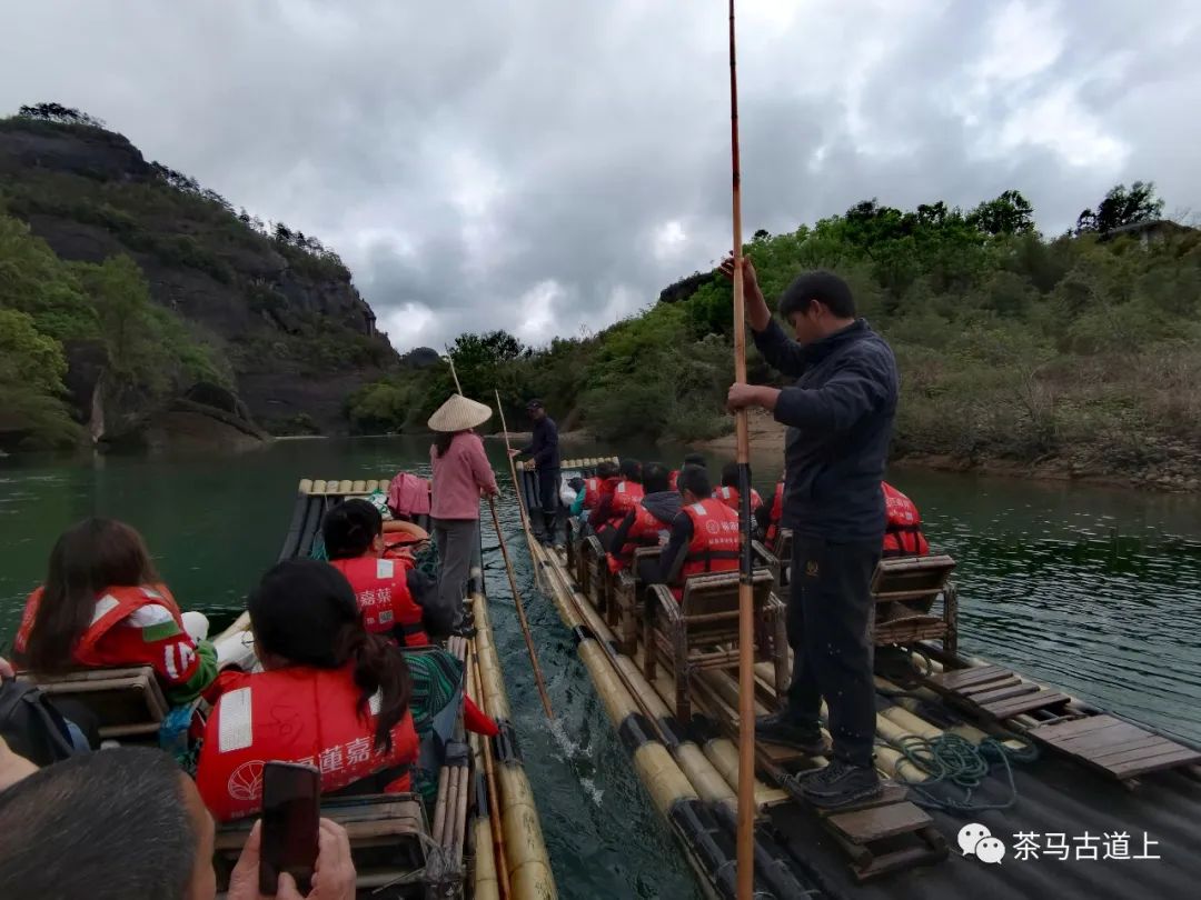 舒建新武夷山写生：碧水环绕清溪行