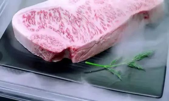 海尔风冷冰箱颠覆您的储鲜认知——风冷不风干！冻肉30天仍一级鲜度