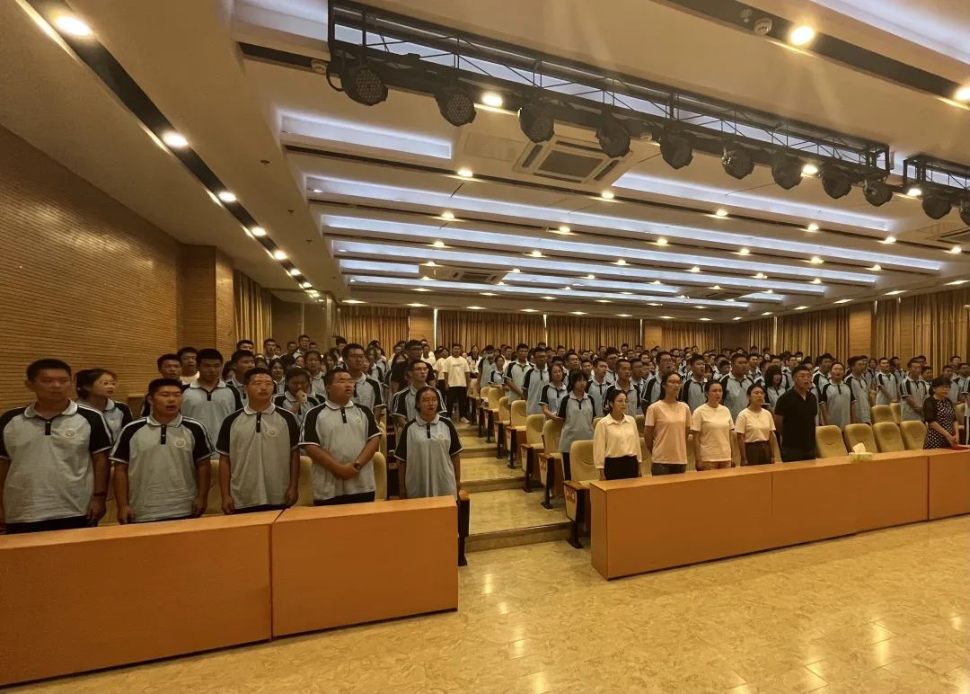 泰山国际学校隆重举行新生军训闭营仪式暨开学典礼！
