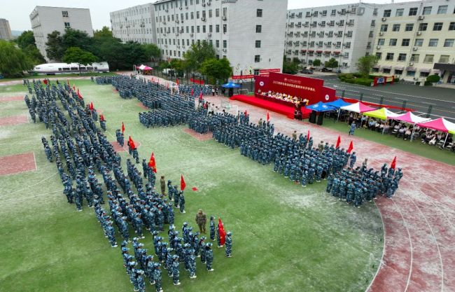 山东艺术设计职业学院举行2023级新生军训闭营式暨新学年开学典礼