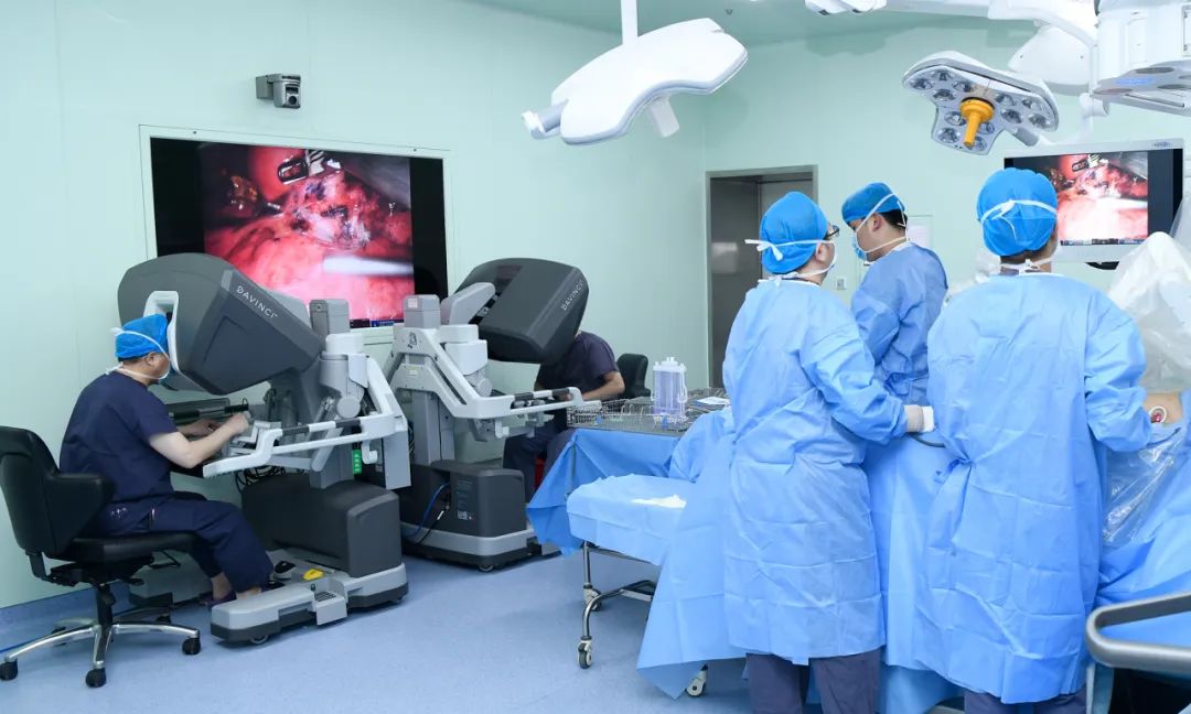 “拿手术刀”的达芬奇在山一大一附院胸外科完成百例手术——机器人牛，背后的主刀医生更牛！