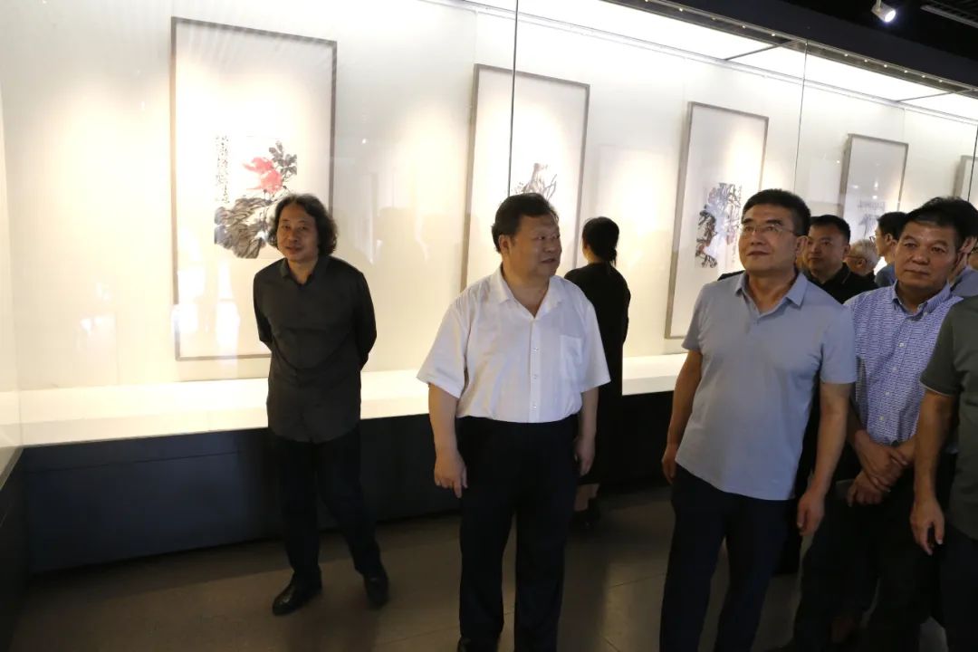 “王卫平花鸟画作品展暨新书首发仪式”在天津现代美术馆举行