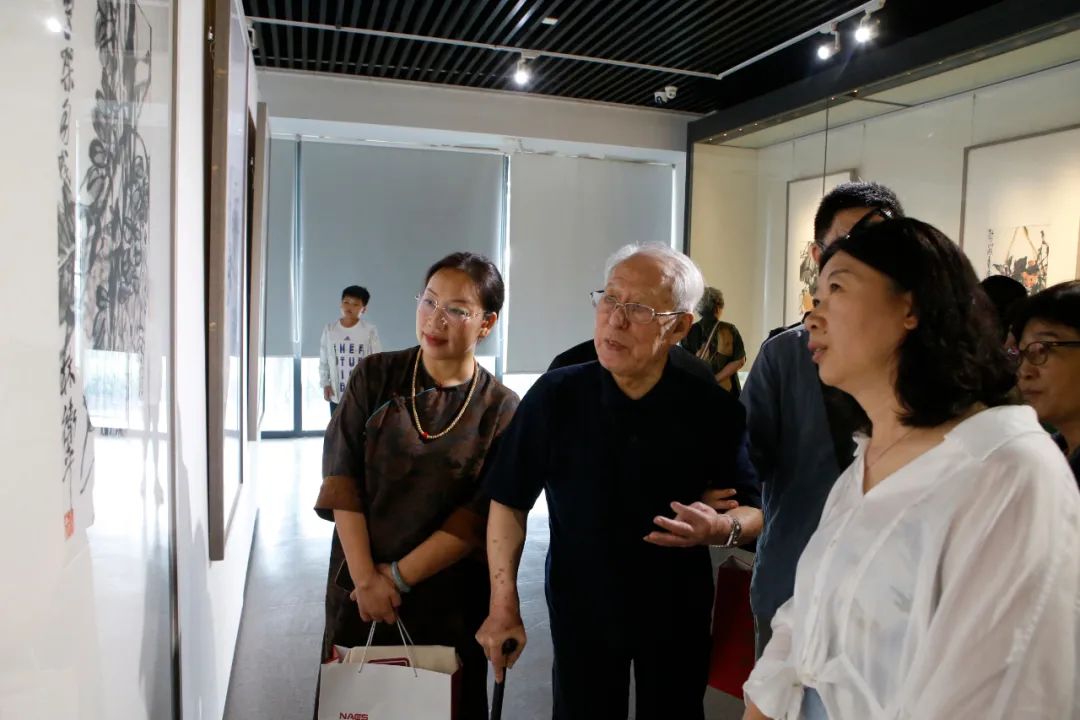 “王卫平花鸟画作品展暨新书首发仪式”在天津现代美术馆举行