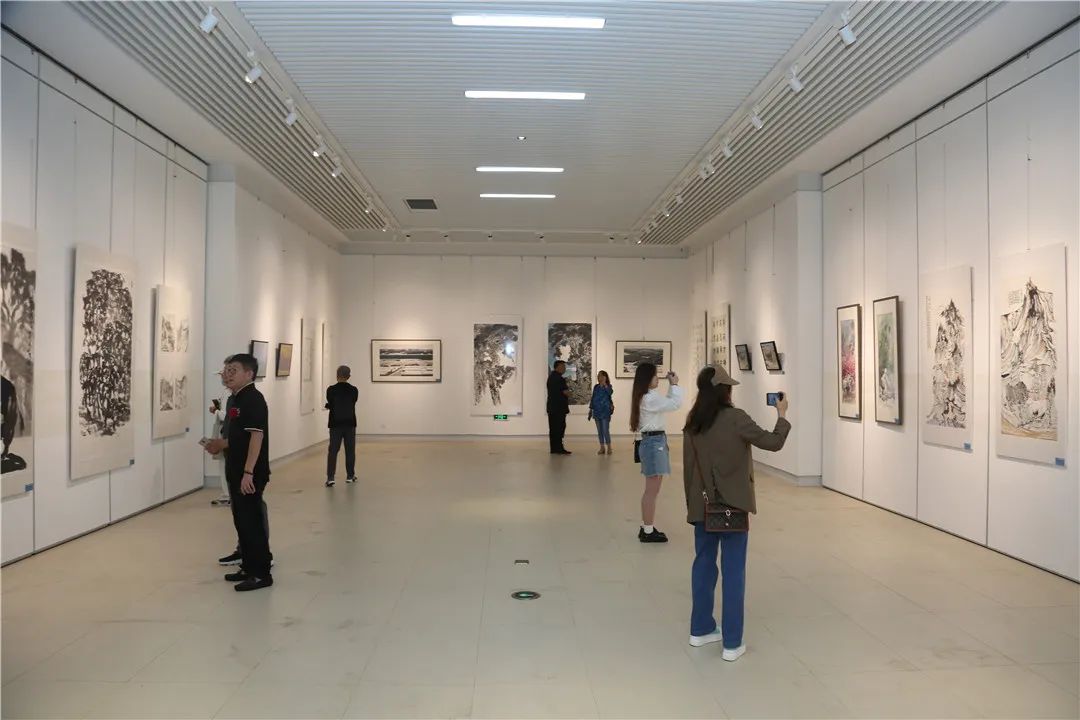 “月是故乡明——首届青岛籍书画名家邀请展”在青岛画院美术馆开幕